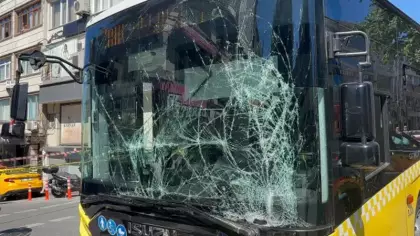 İETT otobüsü ambulansla çarpıştı: Yaralılar var!