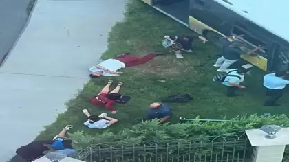 İETT otobüsü site duvarına çarptı: Yaralılar var!