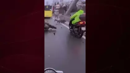 İğne Deliğinden geçmek istedi, canından oluyordu! Feci kaza kamerada