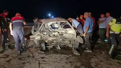 iki otomobilin kafa kafaya çarpıştı: 1 ölü, 1 yaralı