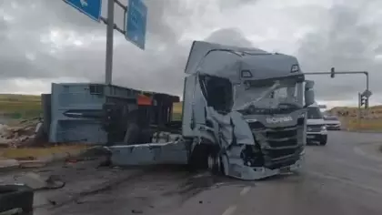 İki tır çarpıştı: Çorum'daki kaza anı kameralara böyle yansıdı