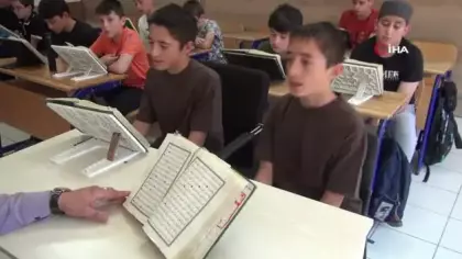 İkiz kardeşler azmetti: 13 yaşında birlikte hafızlığa ulaştılar!