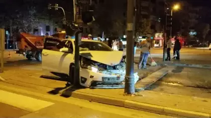 İnegöl'de iki otomobil çarpıştı: 7 kişi yaralandı