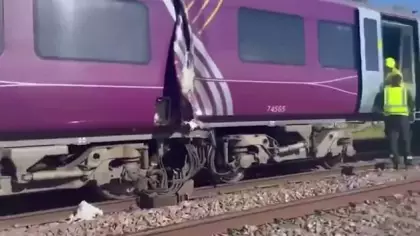 İngiltere'de iki yolcu treni birbirine girdi! Çok sayıda yarılı var
