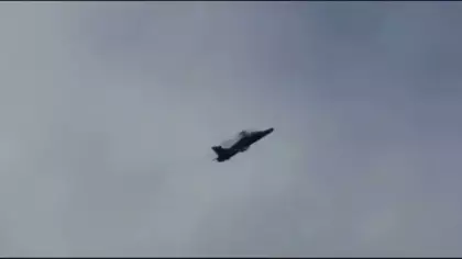 İngiltere'de kalkış yaparken alev alan savaş uçağı yere çakıldı! O anlar kamerada
