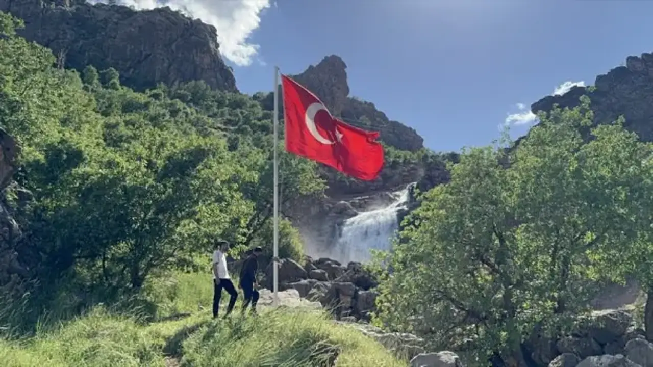 Irak sınırındaki şelaleye 