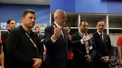 İran-Yeni Zelanda maçının ardından FIFA Başkanı Infantino, İran soyunma odasına indi!