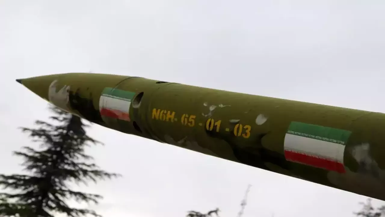 İran'dan gövde gösterisi: Füze ve tanklarını sergiledi