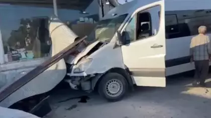 İşçi servisi dükkana daldı: Çok sayıda yaralı var