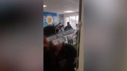 İsrail sandık başında birbirine girdi! Oy merkezindeki kavga kamerada