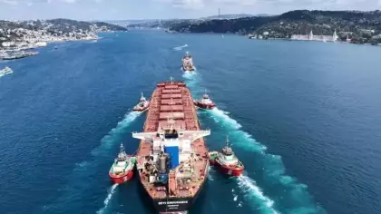 İstanbul Boğazı'nda dev gemi alarmı: Trafik çift yönlü durduruldu