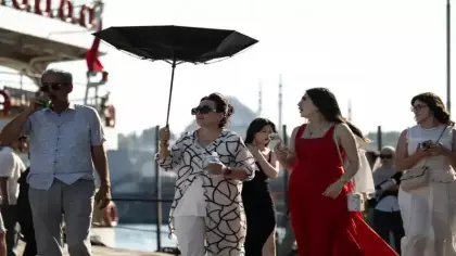 İstanbul'da bunaltan sıcak: Turistler gölge ve şemsiyeye sığındı