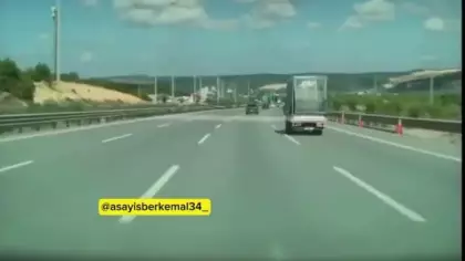 İstanbul'da facianın eşiğinden dönüldü: Kamyonetin kasasından yola malzeme yağdı!