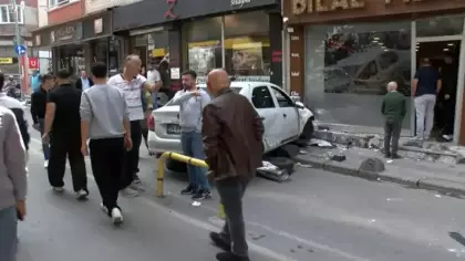 İstanbul'da feci kaza! Savrulan araç 4 kişiye çarpıp dükkana daldı!