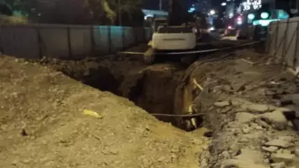 İstanbul'da kontrolden çıkan taksi çukura uçtu