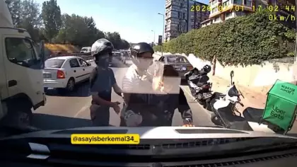 İstanbul'da trafik terörü: Motorcu sürücünün üzerine yürüyüp araca saldırdı!