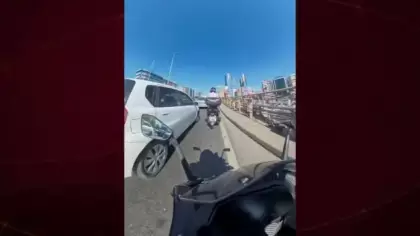 İstanbul'da trafikte terör estiren motosikletliye başka bir motosikletli tepki gösterdi
