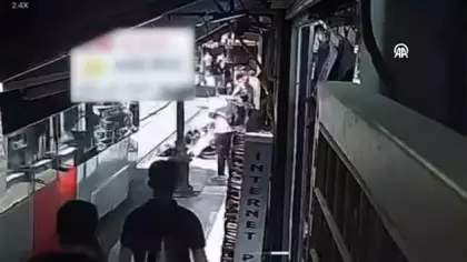 İstanbul'da tramvay yoluna devrilen bebek arabası yürekleri ağza getirdi