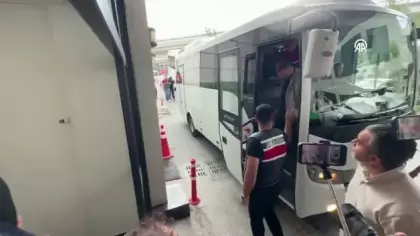 İstanbul'da uyuşturucu ve fuhuş soruşturmalarında gözaltına alınan 21 şüpheli Adli Tıp'ta