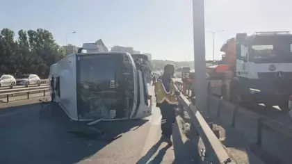İstanbul'da yolcu midibüsü devrildi: 12 yaralı