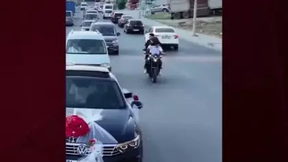 İstanbul'daki düğün konvoyunda tehlikeli motosiklet şovu kameraya yansıdı