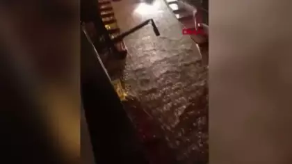 İstanbul'u sağanak vurdu: Yollar göle döndü