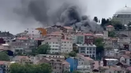 İstanbul'un birçok noktasından görülen yangın! Araçlara sıçradı