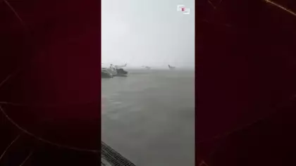 İtalya'da fırtına dehşeti: Park halindeki dev uçakları metrelerce böyle sürükledi!
