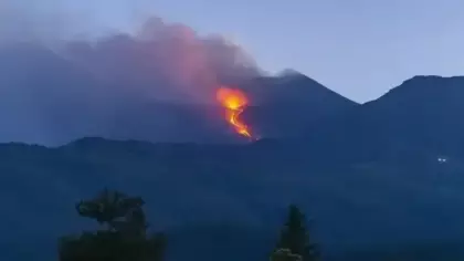 İtalya'da yanardağ patladı, ulaşım aksadı