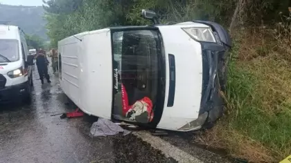 İzmir'de işçi servisi devrildi; 1 ölü, 1'i ağır 10 yaralı