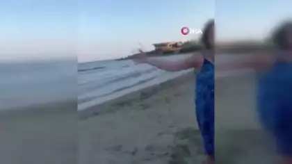 İzmir'de plajda  alkollü bir kadın anne ve kızına sözlü saldırıda bulundu rahatsızlık verdi