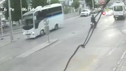 İzmir'deki feci kazada sürücü kaçtı: Motosikletlinin savrulduğu o anlar kameraya yansıdı
