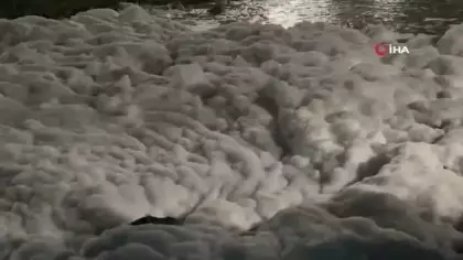 İzmit’te sahilde görülen köpük paniğe neden oldu