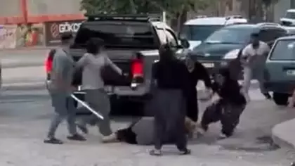 Kadınlar arasında sopalı kavga! Vatandaşlar zor ayırdı