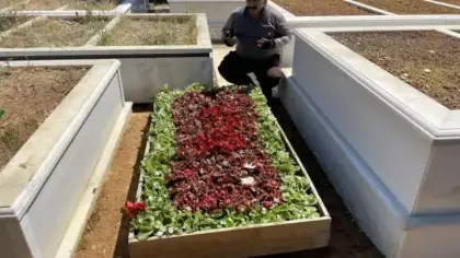 Kadir İnanır’ın kabri çiçeklerle donatıldı