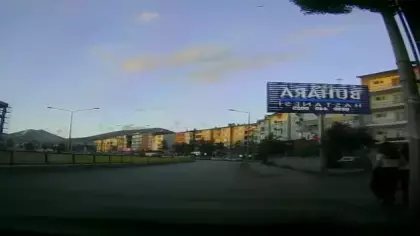 Kaldırımdaki genç kızlar ölümden saniyelerle kurtuldu!
