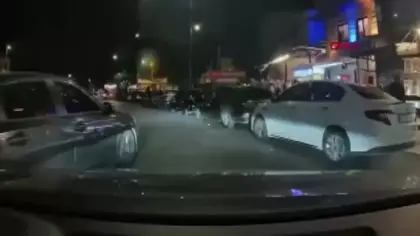 Kamerayı görünce ne yapacağını şaşırdı! Yol kesen magandaya ceza yağdı