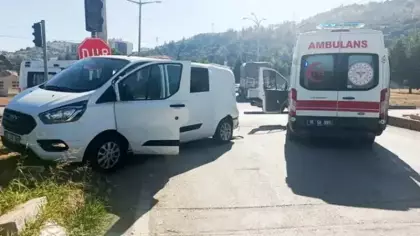 Kamyon kırmızı ışıkta duran minibüse çarptı: 4 yaralı