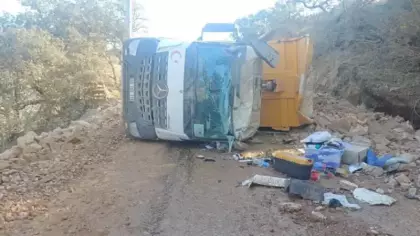 Kamyonlar kafa kafaya çarpıştı: Yaralılar var!