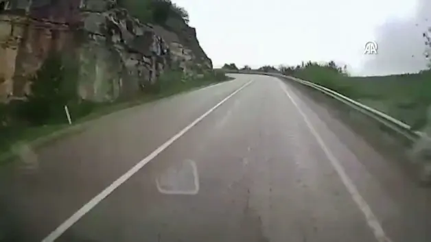 Karabük'te 6 kişinin yaralandığı feci kaza anı araç içi kamerasına yansıdı