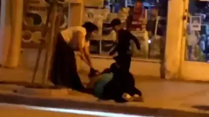 Karabük'te sokak ortasında dehşet: İki kadının sopalı kavgası kamerada