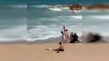 Karaburun’da akıntıya kapılan gencin yardımına cankurtaran son anda yetişti