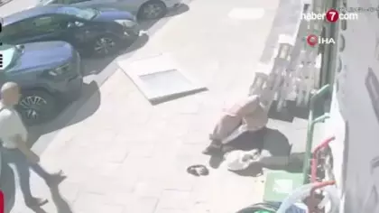 Karaman’da kaldırımda yürüyen kadının üzerine PVC kapı düştü