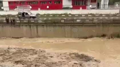 Karayolunu sel vurdu! Dereler taştı, bir araç mahsur kaldı