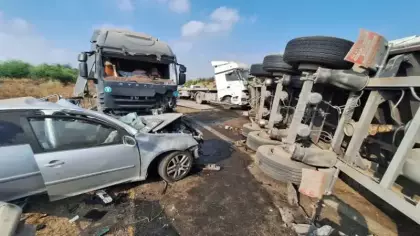 Karşı şeride geçen tır dehşet saçtı! 2 araca birden çarptı: Ölü ve yaralılar var
