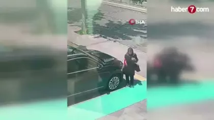 Kars'ta yaşlı kadın makam aracındaki Türk bayrağını öptü