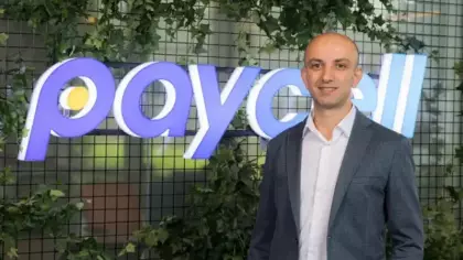 Kart taşımaya son veren yapışkan ödeme! Paycell Sticker cebe yapışıyor
