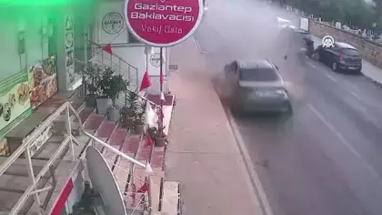 Kartal'da sürücüsünün kontrolünden çıkan otomobil takla atarak dehşet saçtı