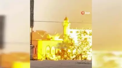 Katil İsrail Gazze'de bir camiyi daha hedef aldı