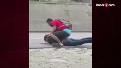 Kavgada arkadaşını öldürmeye çalışan adamı uçan tekmeyle durdurdu!
